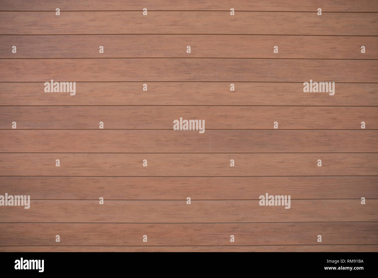 Bown parete in legno con tavole orizzontali. In prossimità di un vecchio recinto in legno e pannelli Foto Stock