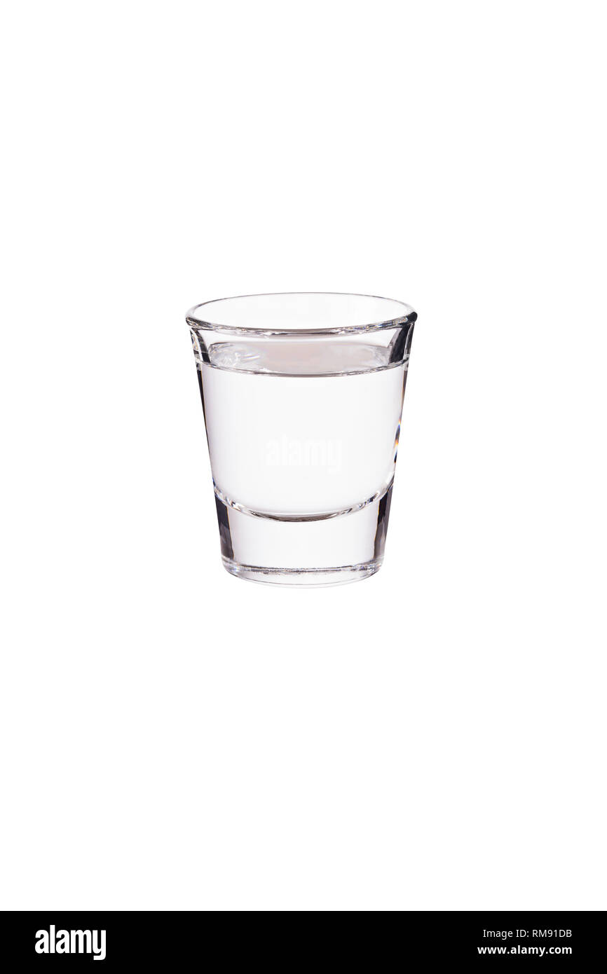 La vodka rinfrescante colpo di vetro sul bianco con un tracciato di ritaglio Foto Stock