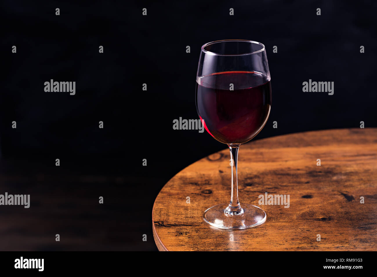 Rinfrescante vino rosso di vetro su un tavolo Foto Stock