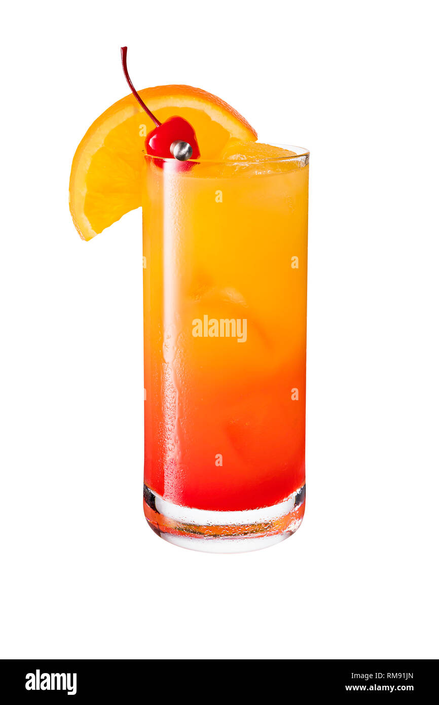 Aggiornamento Tequila Sunrise Cocktail sul bianco con un tracciato di ritaglio Foto Stock