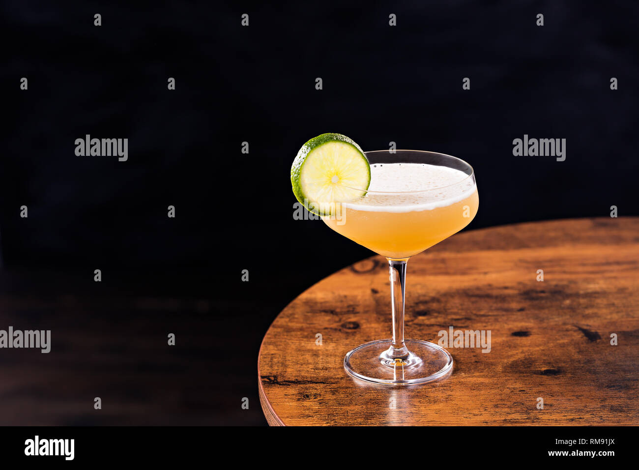 Il Rum rinfrescante cocktail Daiquiri su un tavolo Foto Stock