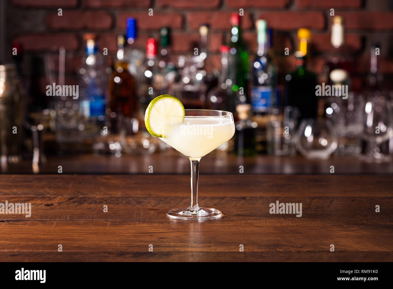 Il Rum rinfrescante Daiquiri cocktail sul bar Foto Stock
