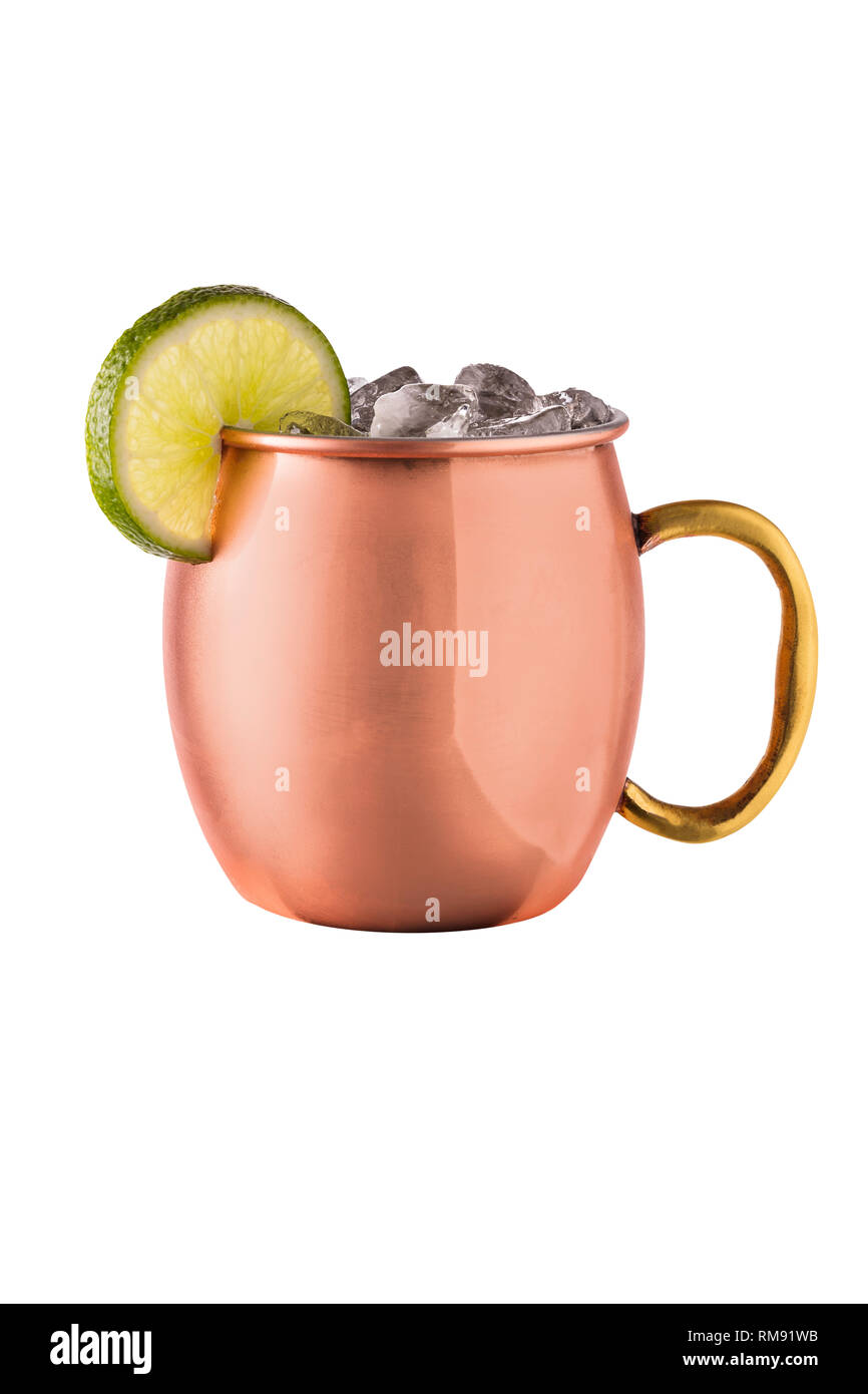 La vodka rinfrescante Moscow Mule Cocktail sul bianco con un tracciato di ritaglio Foto Stock