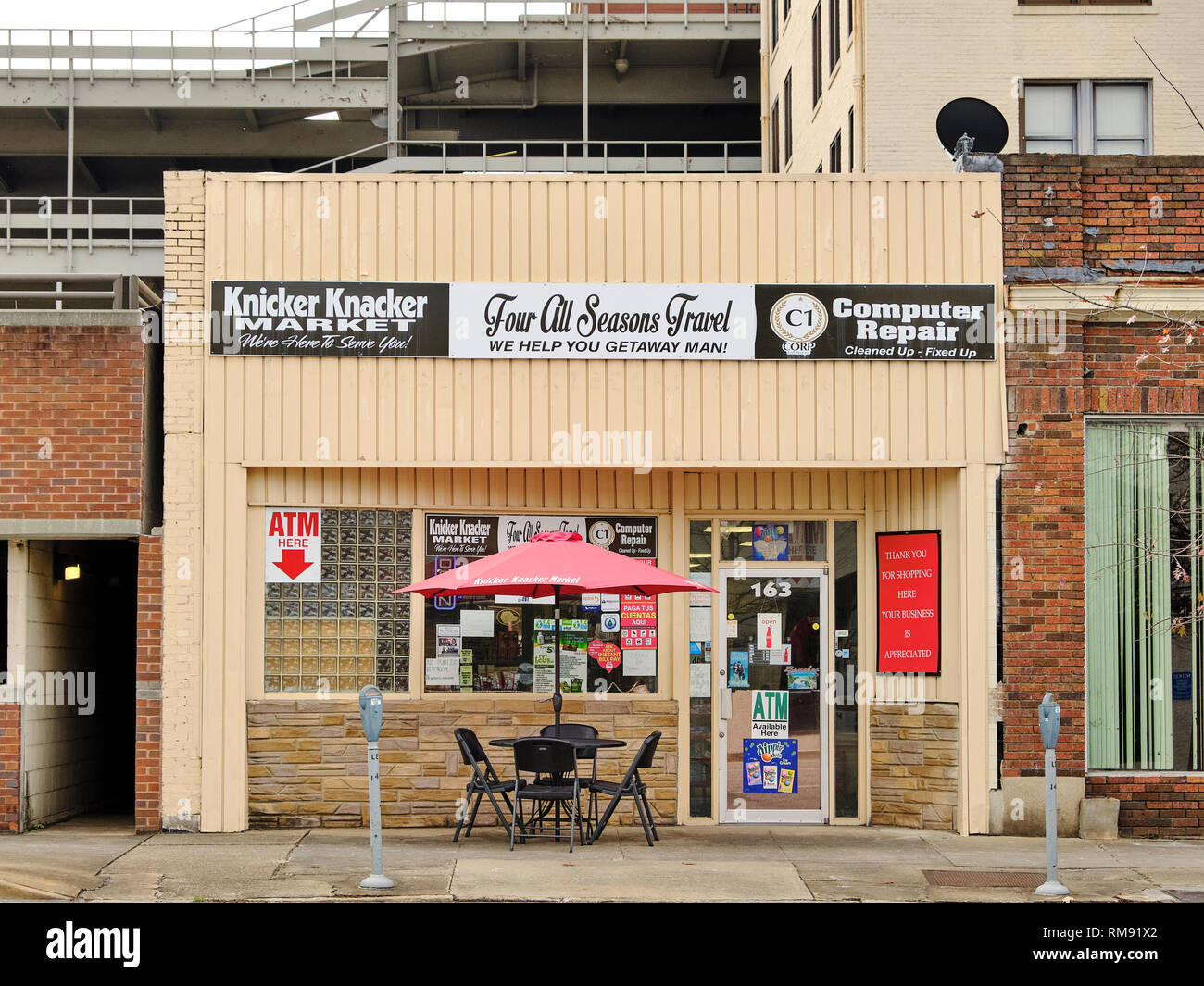 Urban small business e il mercato esterno anteriore con un tavolo ed un ombrellone rosso sul marciapiede a Montgomery in Alabama, Stati Uniti d'America. Foto Stock