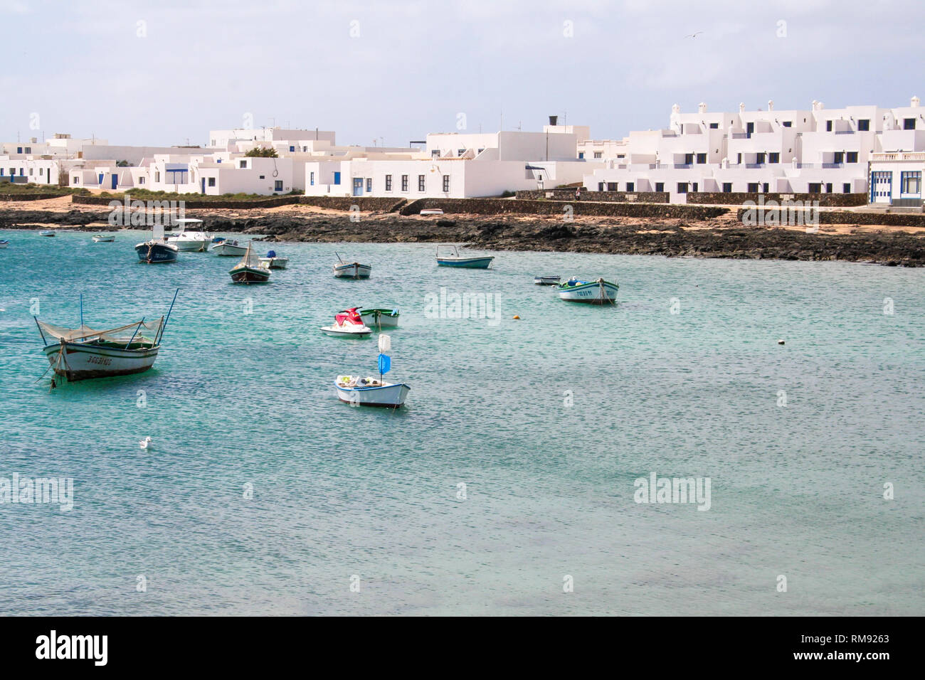 Barche su una baia in Arrecife, Lanzarote Foto Stock