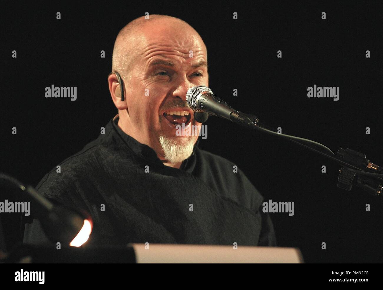Il cantante e cantautore Peter Gabriel che per primo ha raggiunto la fama come il cantante e flautista del gruppo rock progressivo Genesis, è mostrato sul palco di eseguire con il suo assolo band durante un concerto aspetto. Foto Stock
