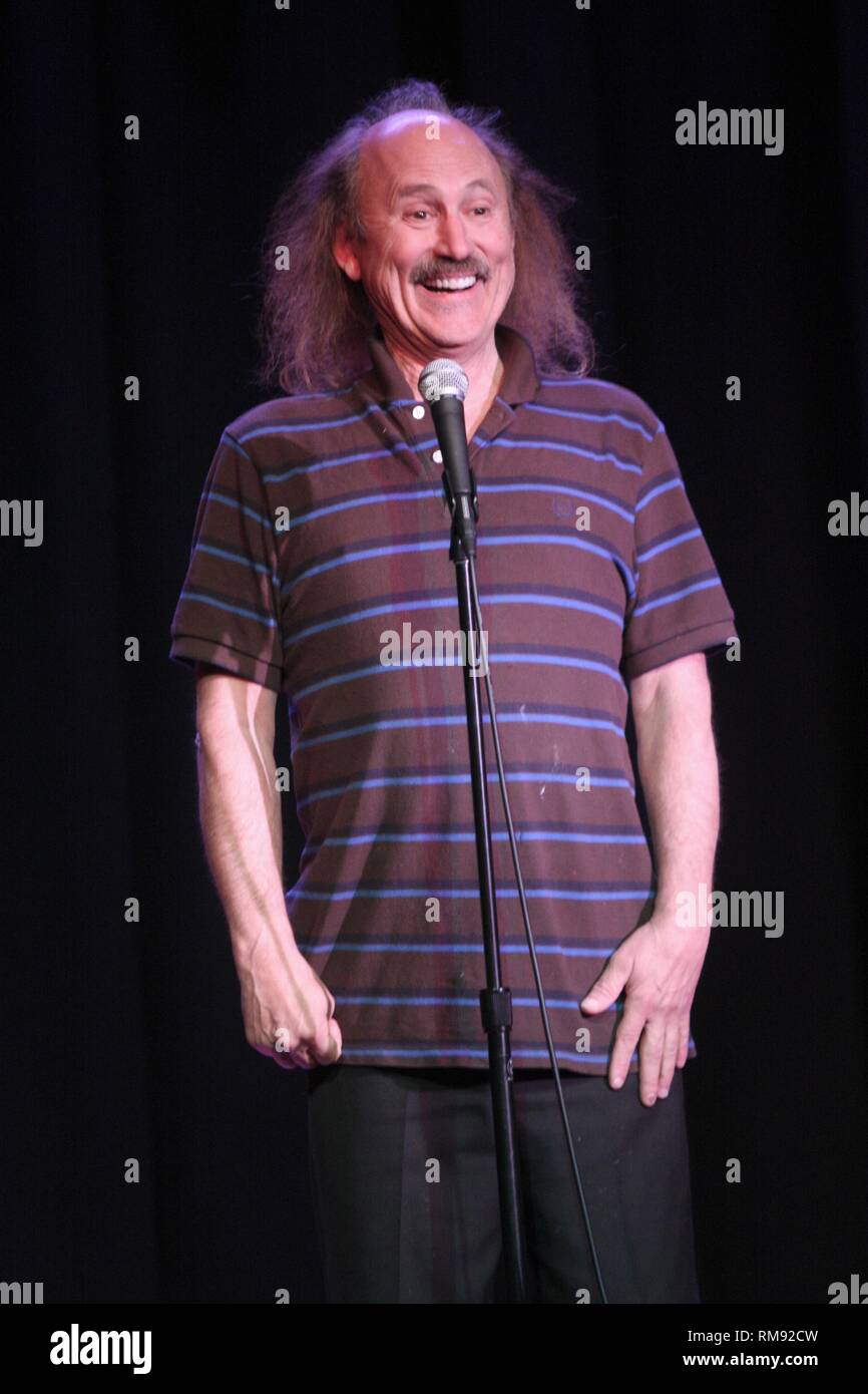 Il comico e prop comico Gallagher, più popolarmente noto per smashing cocomeri come parte del suo agire, è mostrato il palcoscenico durante una stand up comedy show. Foto Stock