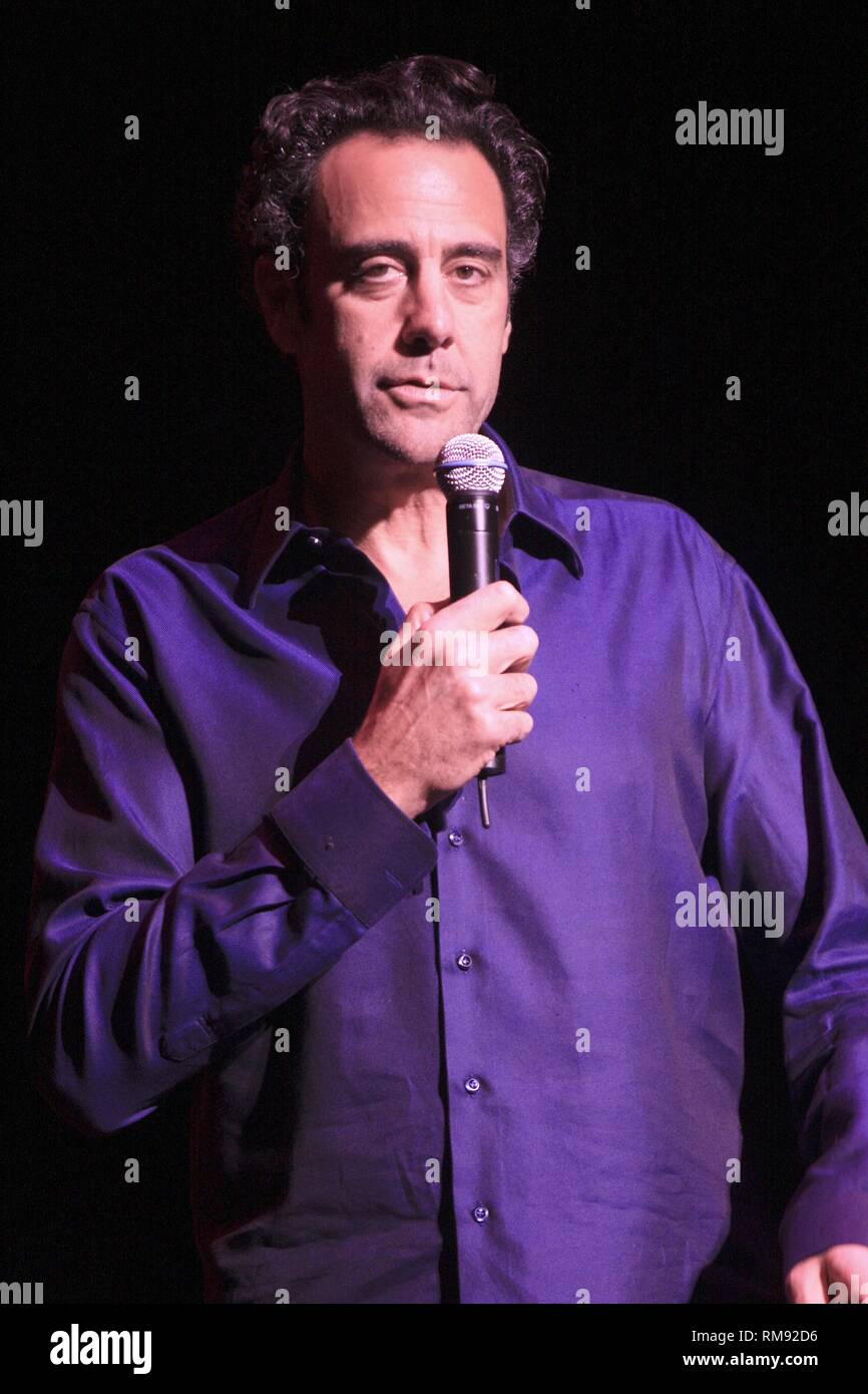 Emmy Award winning americano televisione attore e stand-up comedian Brad Garrett è mostrato esibirsi sul palco durante un 'live' aspetto di concerto. Foto Stock