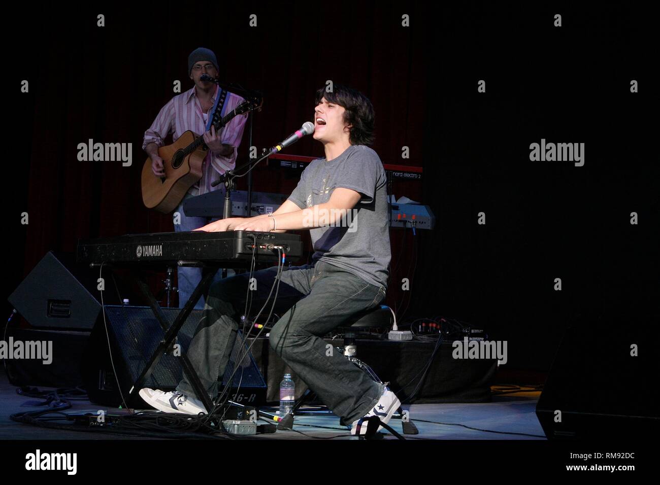 Cantante e cantautore Teddy Geiger è mostrato esibirsi sul palco durante un 'live' aspetto di concerto. Foto Stock