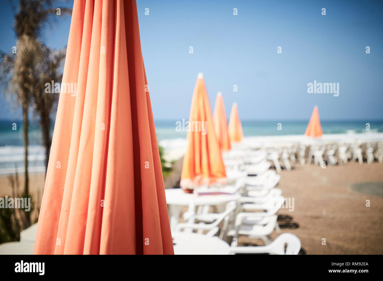 Lato piscina ombrelloni e tavoli a Hotel Firdaous, Marocco sulla spiaggia di Plages des Nations. Foto Stock