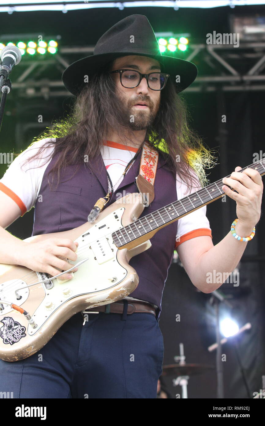 Il cantante Sean Lennon è mostrato esibirsi sul palco durante un 'live' aspetto di concerto con il fantasma di un Saber dente tigre. Foto Stock