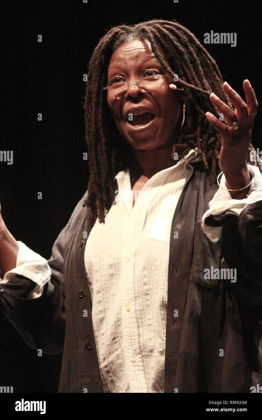 Caryn elaine johnson ha cambiato in whoopi ispirandosi al cuscino