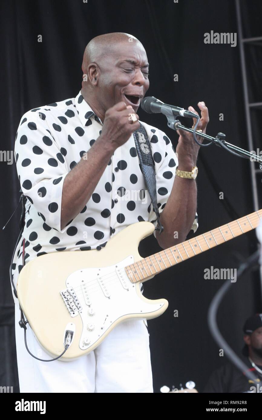 Cantante, compositore e chitarrista Buddy Guy è mostrato esibirsi sul palco durante un 'live' aspetto di concerto. Foto Stock
