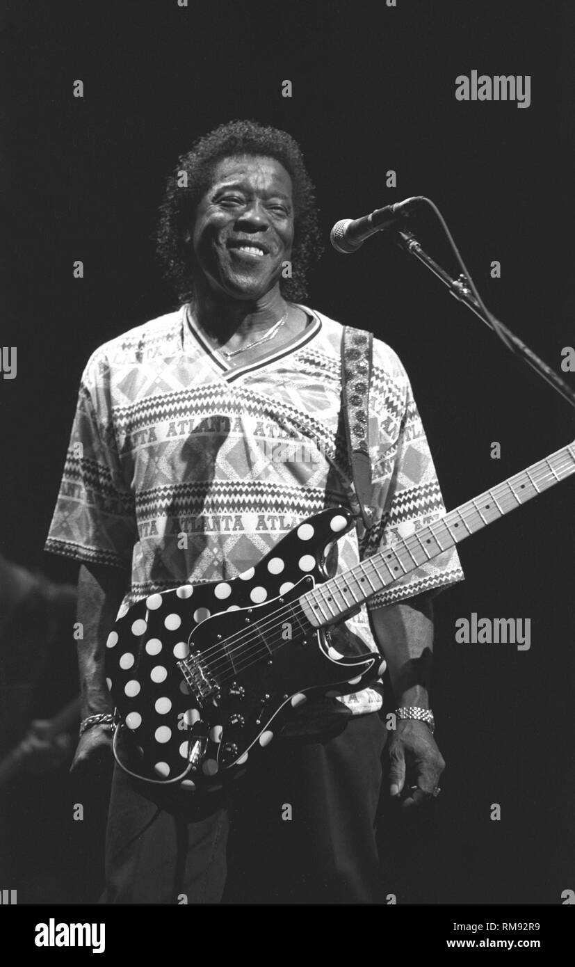 Cantante, compositore e chitarrista Buddy Guy è mostrato esibirsi sul palco durante un 'live' aspetto di concerto. Foto Stock