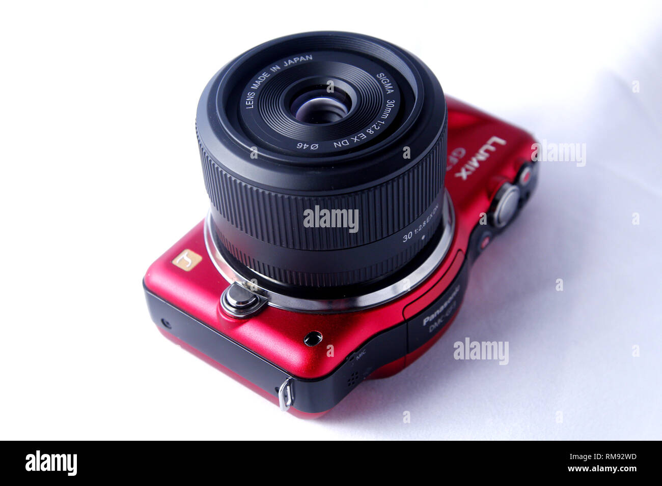 ANTIPOLO City, Filippine - 3 febbraio 2019: un rosso digitale fotocamera mirrorless shot su sfondo bianco. Foto Stock