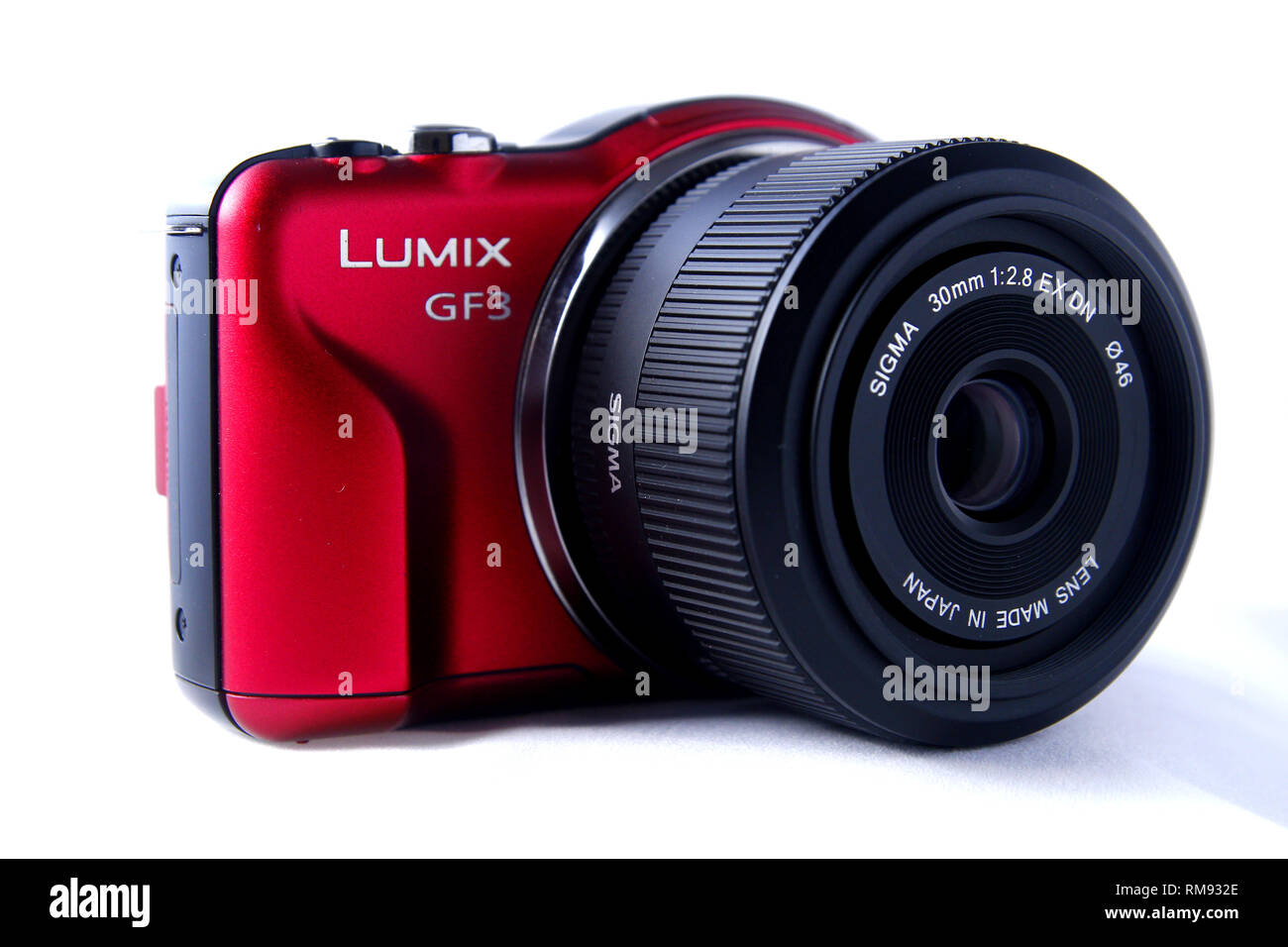ANTIPOLO City, Filippine - 3 febbraio 2019: un rosso digitale fotocamera mirrorless shot su sfondo bianco. Foto Stock