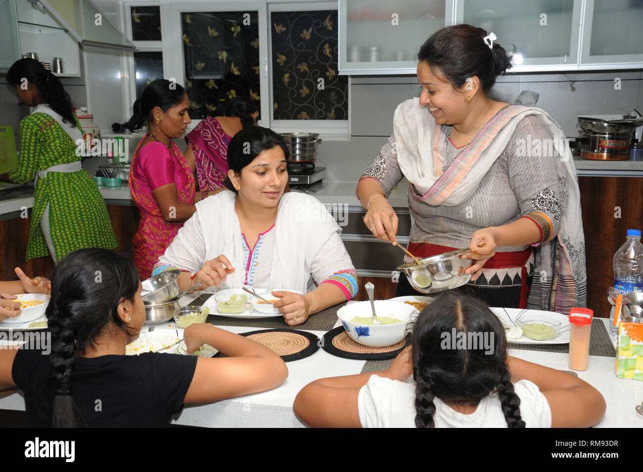 Indian madre e bambini a pranzo in cucina, India, Asia, signor#364 Foto Stock