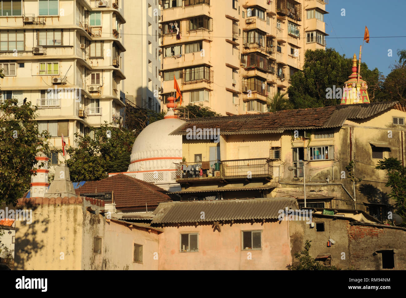 Il tempio ed il grattacielo a Banganga, Mumbai, Maharashtra, India, Asia Foto Stock