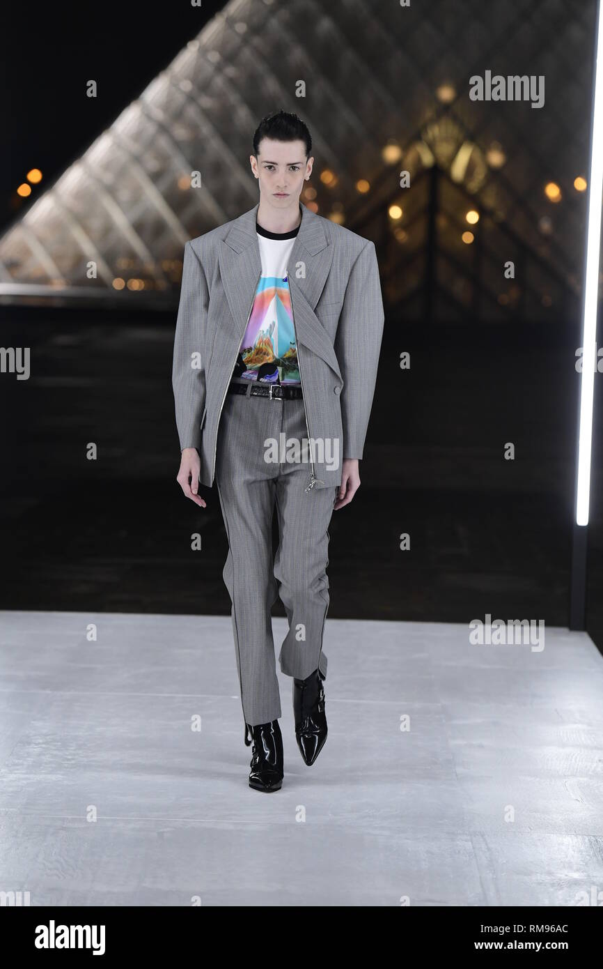 Louis Vuitton Paris moda masculina S S modelo masculino vistiendo chaqueta  de cuero de gamuza de mostaza, camisa blanca y corbata estampados shorts,  negro Fotografía de stock - Alamy