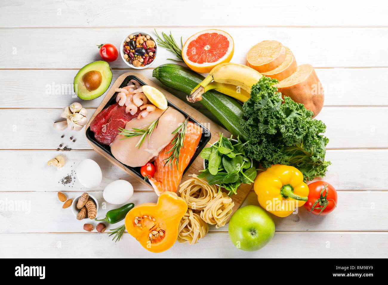 Dieta bilanciata concetto - carne fresca, pesce, pasta, frutta e verdura, frutta secca e semi Foto Stock