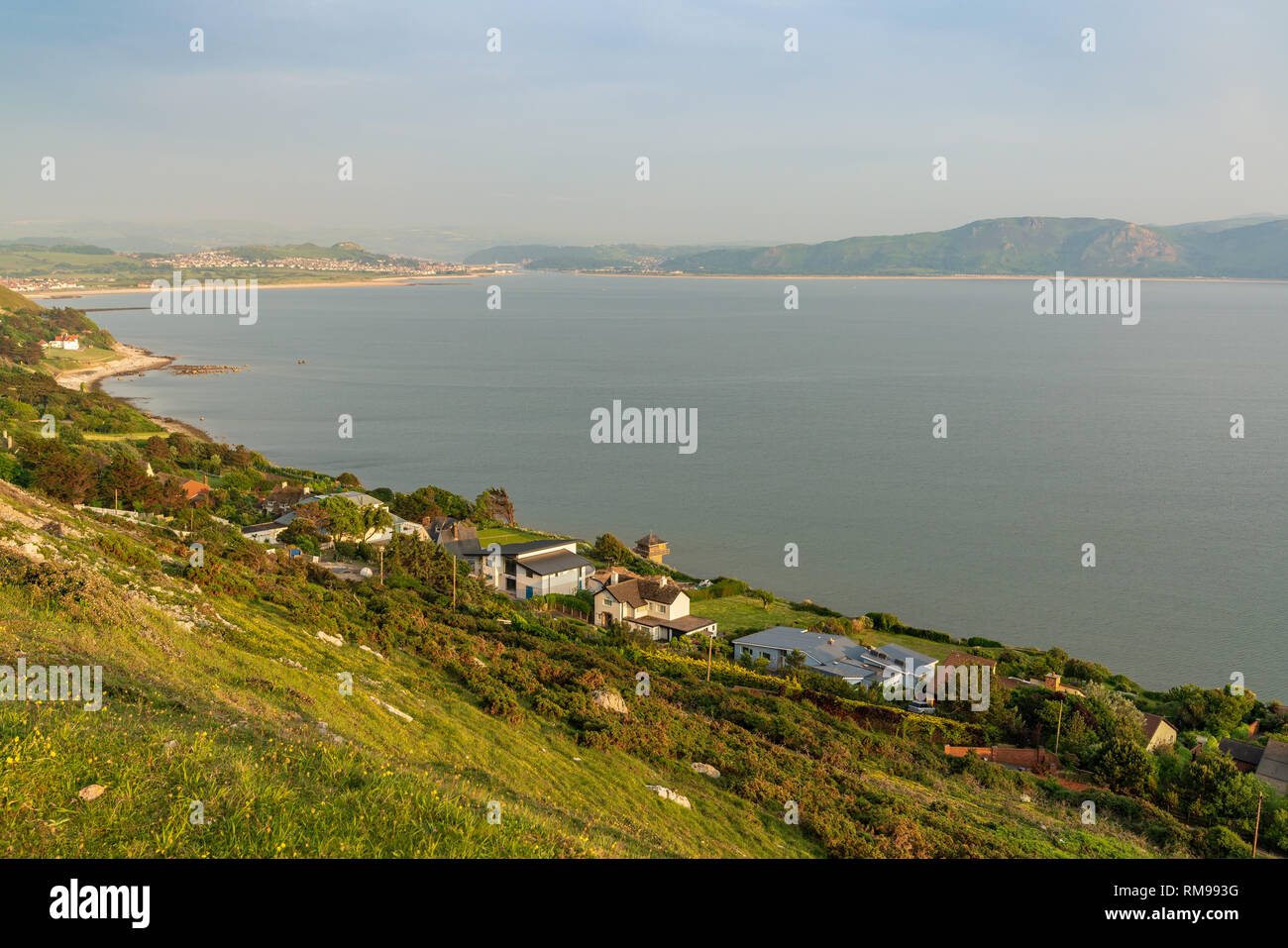 Llandudno, Conwy, Clwyd, Wales, Regno Unito - Giugno 08, 2016: vista da Marina Drive in the Great Orme Country Park verso Deganwy Foto Stock