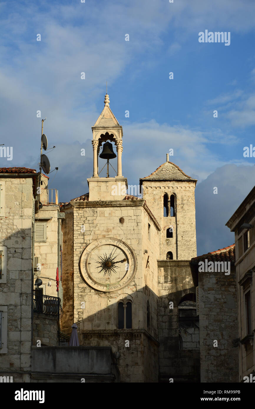 Il campanile e il clock di città del West gate di Split, Croazia Foto Stock