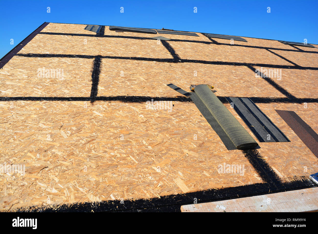 Tegole - costruzione di tetti, casa riparazione tetti con scandole di asfalto Foto Stock