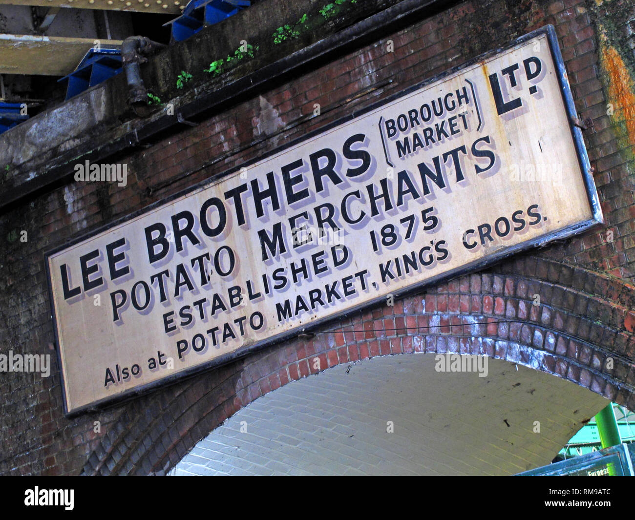 Lee Brothers, Borough Market, Potato Merchants Sign (fondata nel 1875), Southwark, Londra, Inghilterra sud-orientale, Regno Unito, Foto Stock