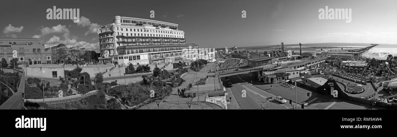 Black and White Southend-on-Sea Seafront panorama, immagine ampia dalla spiaggia al centro, Essex, South East England, UK, SS1 2EJ Foto Stock