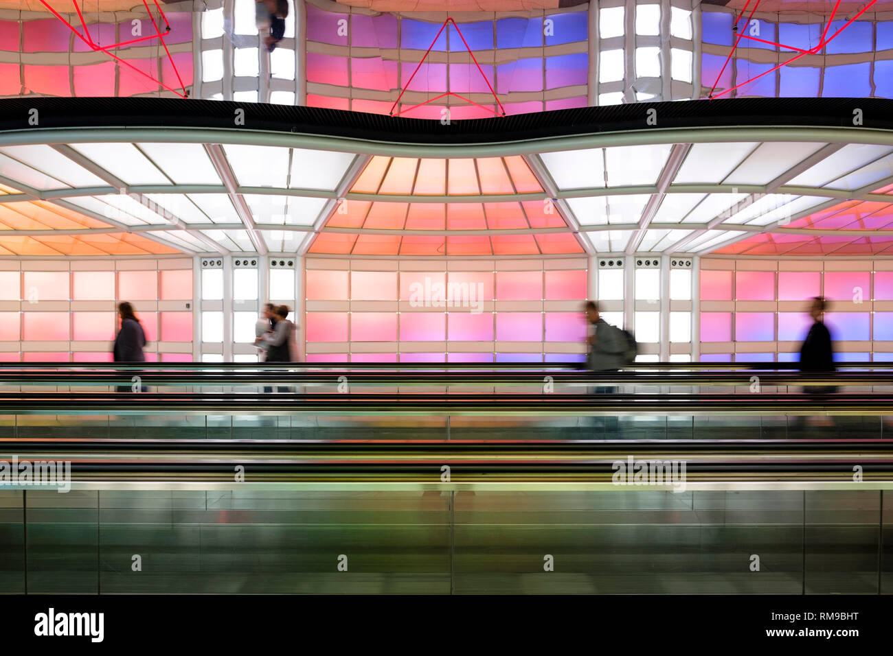 Passeggeri aerei viaggiatori persone installazione artistica a piedi, Michael Hayden, tunnel pedonale Helmut Jahn, terminal dell'aeroporto internazionale o'Hare di Chicago Foto Stock