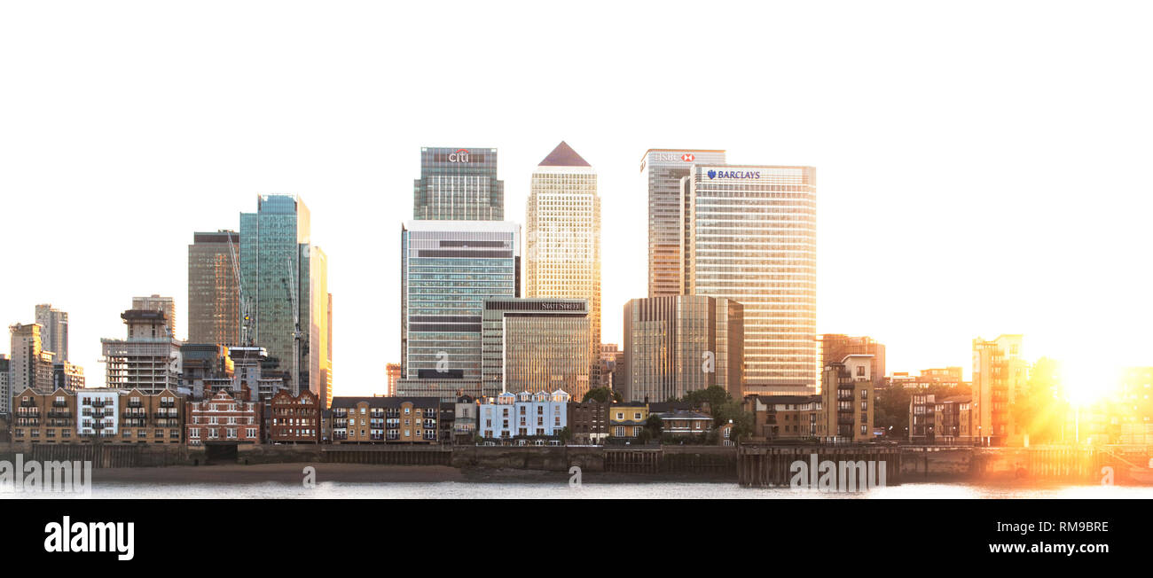 Lo Skyline di Canary Wharf, Londra, con il sole che tramonta dietro gli uffici di questo quartiere fanancial Foto Stock