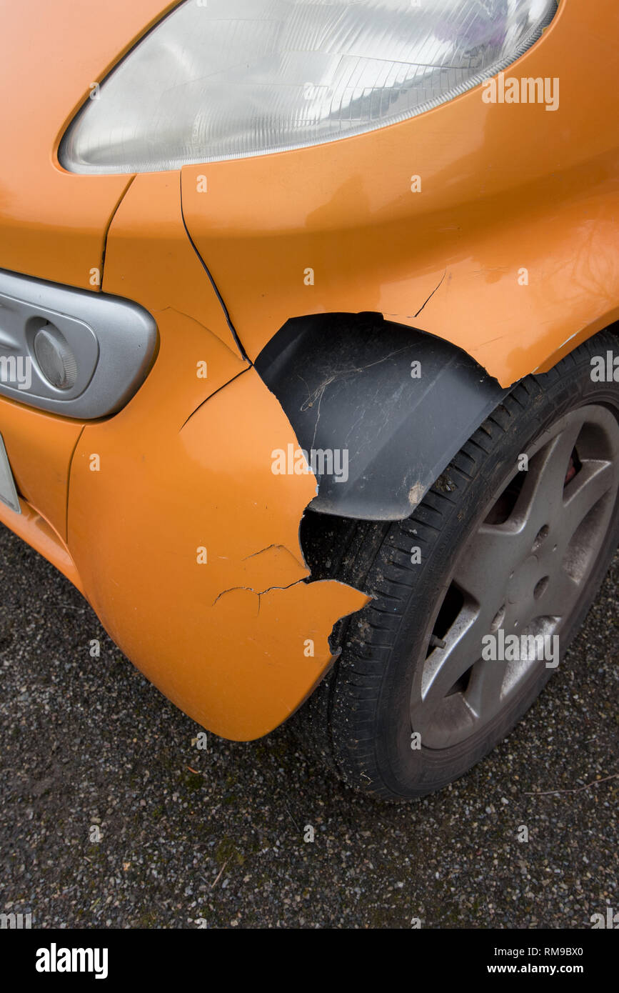 Car Crash ; veicolo giallo paraurti anteriore danno. Foto Stock