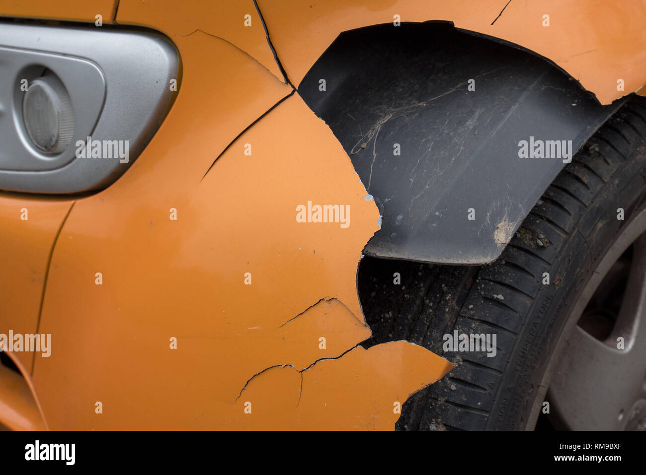 Car Crash ; veicolo giallo paraurti anteriore danno. Foto Stock