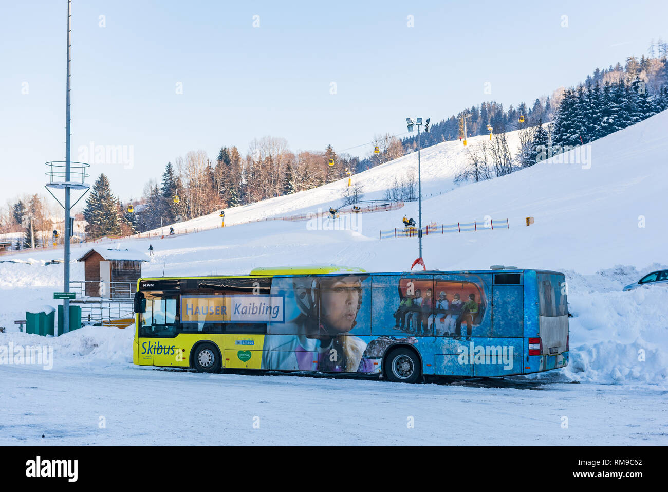 L'uomo ski bus alla regione sciistica di Schladming Dachstein - Hauser Kaibling con mountain in background. Ski Amade, Liezen District, Stiria, Austria, Europa Foto Stock