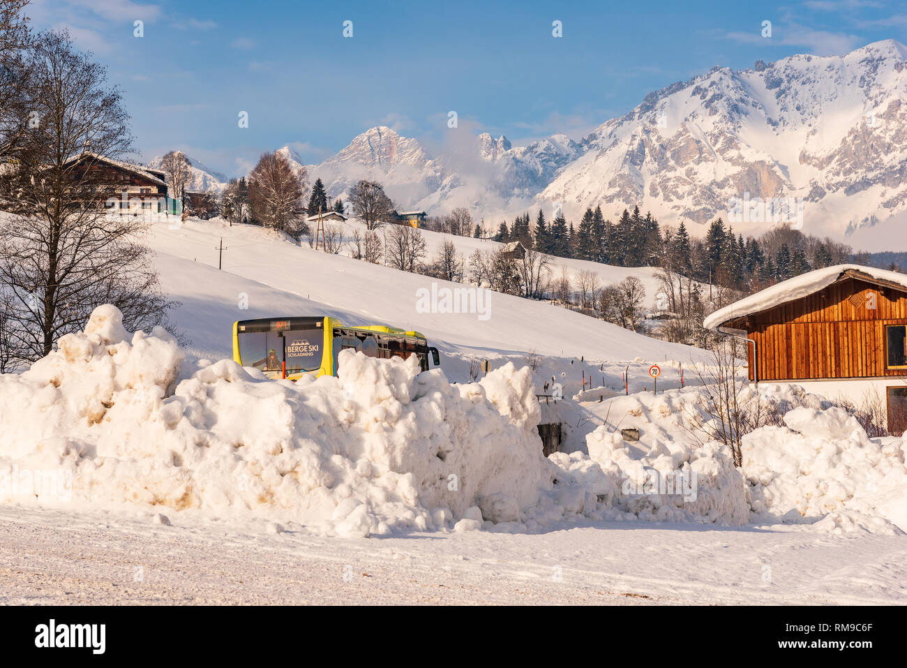 Austrian fermata bus, segno regione sciistica di Schladming-Dachstein, massiccio Dachstein, Liezen District, Stiria, Austria, Europa Foto Stock