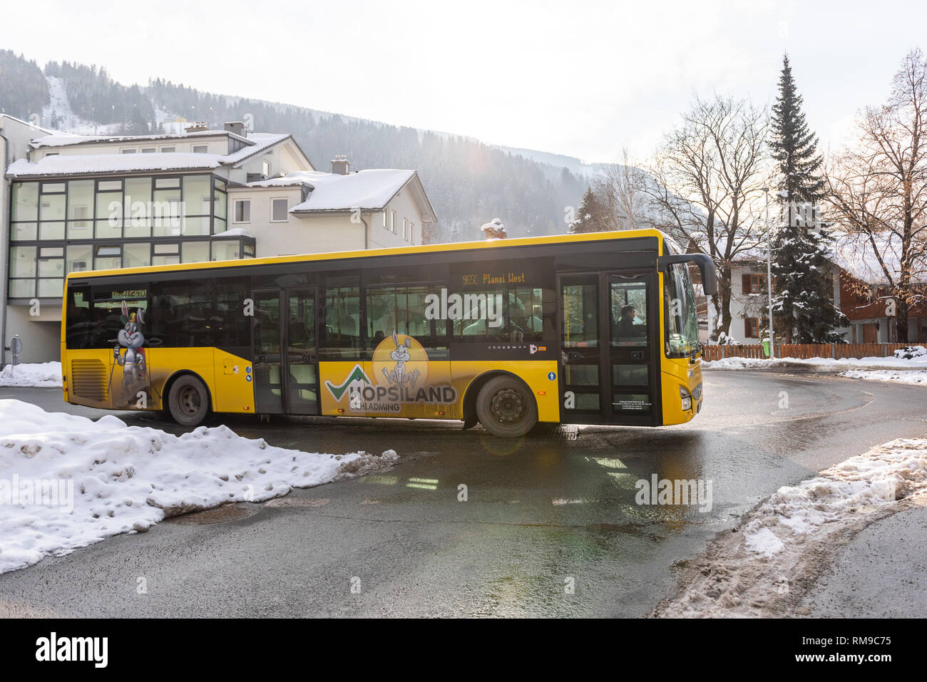 Skibus austriaco, Planai West, regione sciistica di Schladming-Dachstein, massiccio Dachstein, Liezen District, Stiria, Austria, Europa Foto Stock