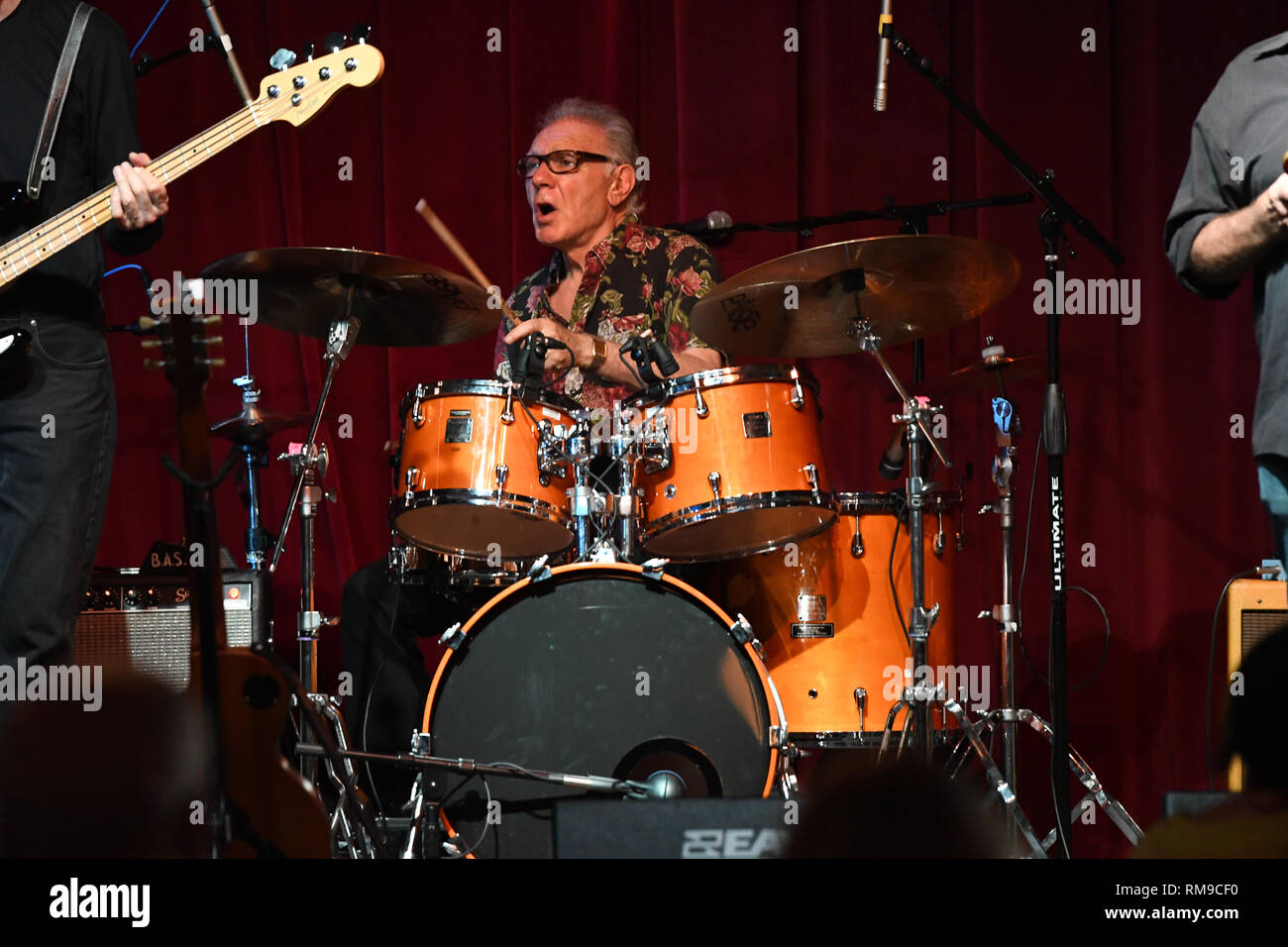 Il batterista Adolfo "fito" de la Parra è mostrato il palcoscenico con un concerto dal vivo con aspetto Canned Heat. Foto Stock