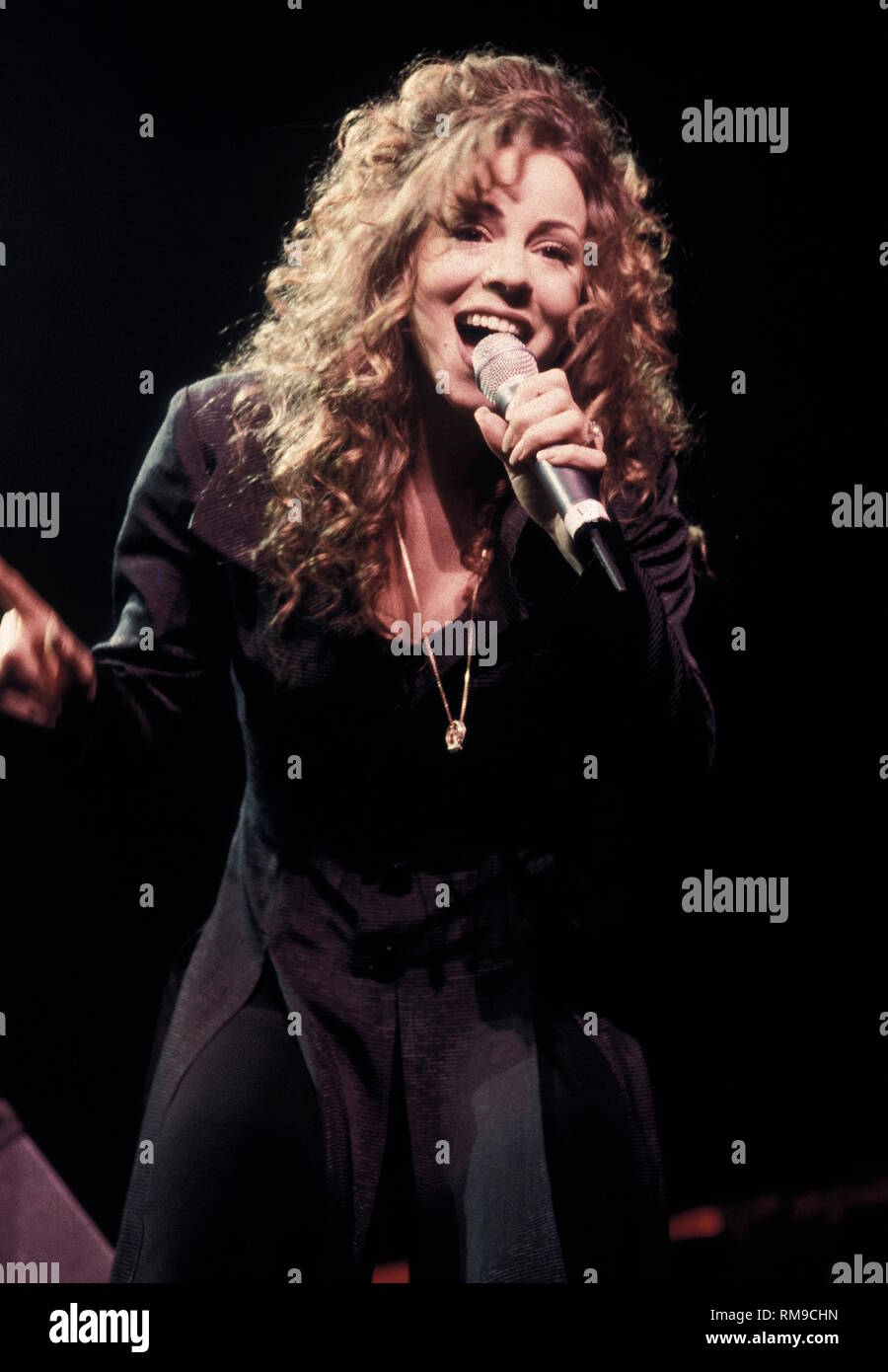 Il cantante-cantautore, record producer e attrice Mariah Carey è mostrato sul palco durante un 'live' prestazioni di concerto. Foto Stock