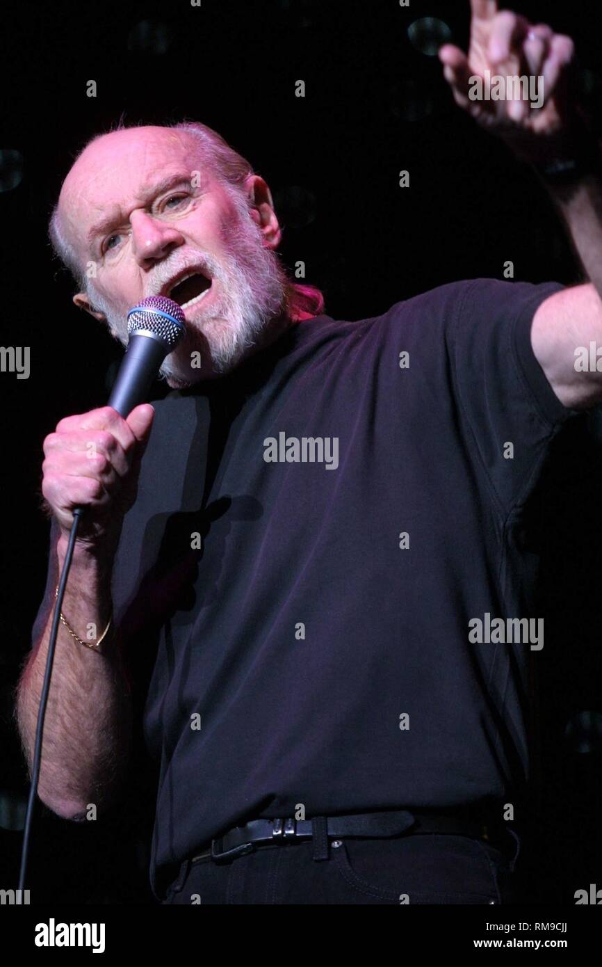 Stand up comedian, attore e autore George Carlin è mostrato sul palco durante un 'live' prestazioni di concerto. Foto Stock
