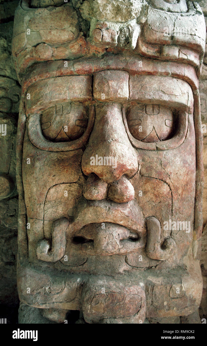 Questa è una vista ravvicinata di uno dei cinque ben conservato di maschere di stucco per onorare i Maya di dio sole Kin'ich Ahau a Kohunlich, un sito archeologico sulla penisola dello Yucatan nello stato di Quintana Roo, Messico. Il 6 a 8 piedi-alto (1.8 a 2.4 metri) maschere scolpite fiancheggiano la scalinata centrale di un 6th-secolo piramide chiamato il Tempio delle Maschere. Foto Stock