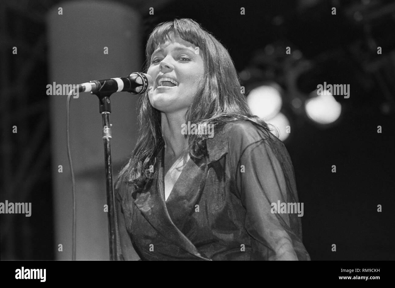 Singer Belinda Carlisle è mostrare il palcoscenico durante una 'live' aspetto di concerto con la sua band solista Foto Stock