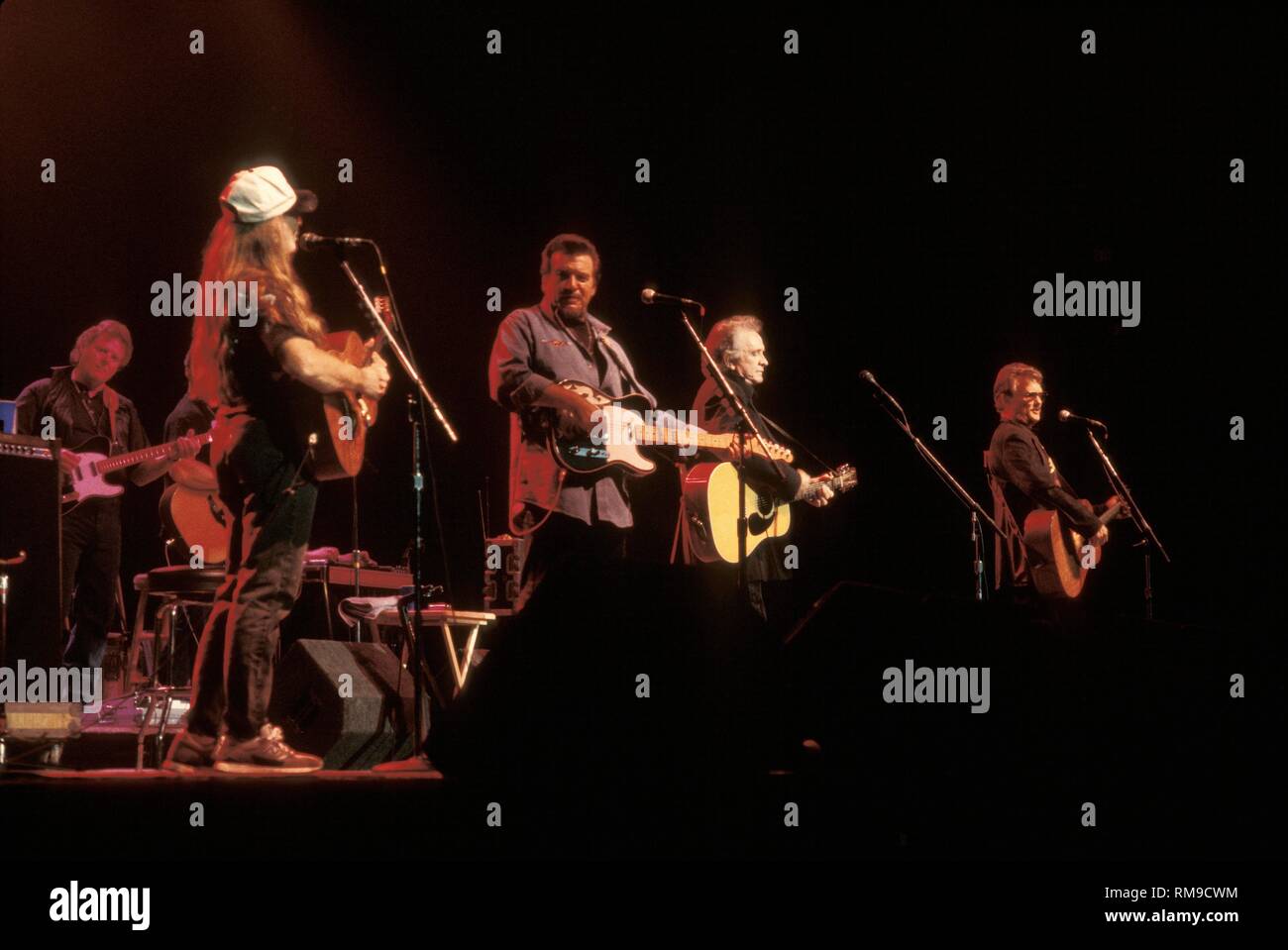 Vincitore del premio Grammy cantante e cantautore Johnny Cash è mostrato esibirsi sul palco con il paese di super group i banditi. Foto Stock