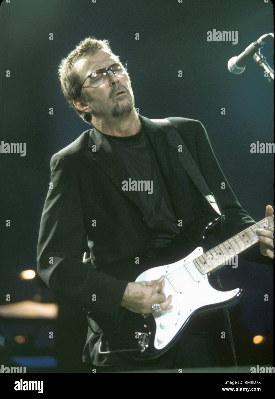 Il chitarrista e cantante e cantautore e compositore Eric Clapton è  mostrato a giocare il suo Fender Stratocaster durante un 'live' prestazioni  di concerto Foto stock - Alamy