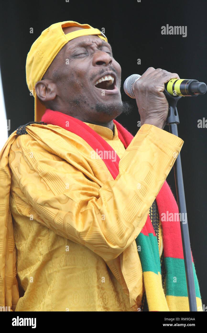 Il giamaicano reggae cantante, musicista e attore, Jimmy Cliff è mostrato esibirsi sul palco durante 'live' aspetto di concerto. Foto Stock