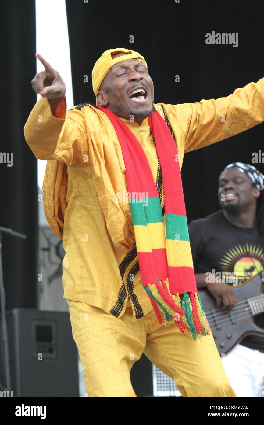 Il giamaicano reggae cantante, musicista e attore, Jimmy Cliff è mostrato esibirsi sul palco durante 'live' aspetto di concerto. Foto Stock