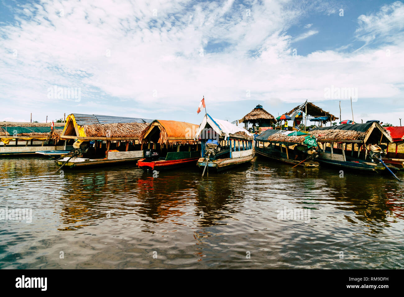 I tradizionali colorati barche di legno allineate nel porto di Iquitos galleggiante sul fiume Rio delle Amazzoni in Perù e in America Latina. Foto Stock