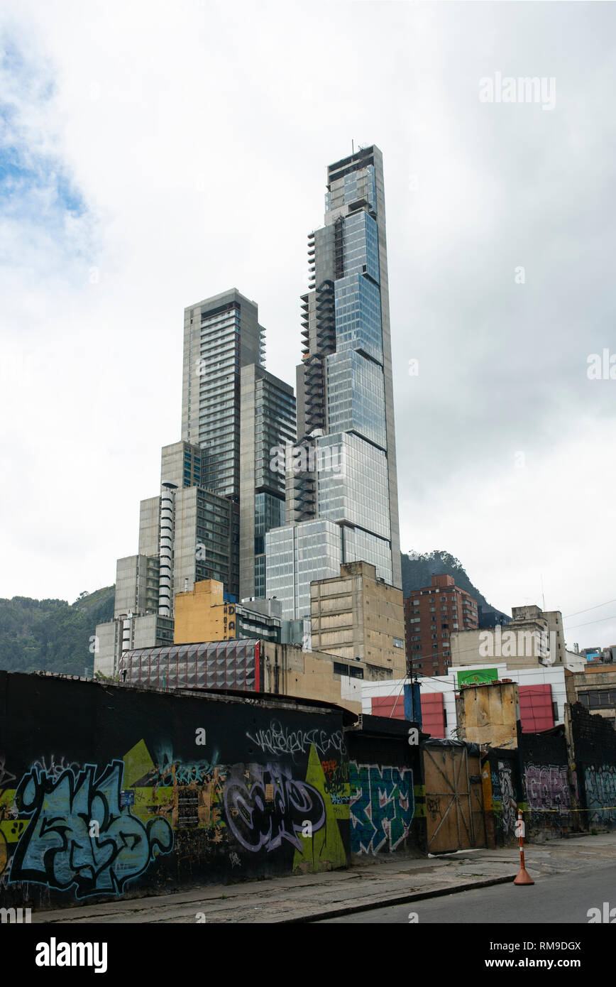 Vista verticale dei grattacieli edifici - inclusi i BD Bacatá, il più alto edificio nel paese (240 m.). Bogotà, Colombia. Sep 2018 Foto Stock