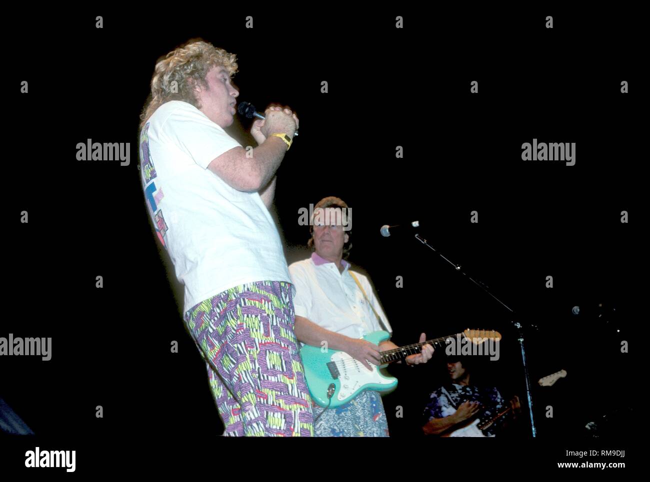 Jan e Dean, costituito da Jan Berry e Dean Torrence sono mostrati di eseguire insieme sul palco durante un 'live' aspetto di concerto. Foto Stock