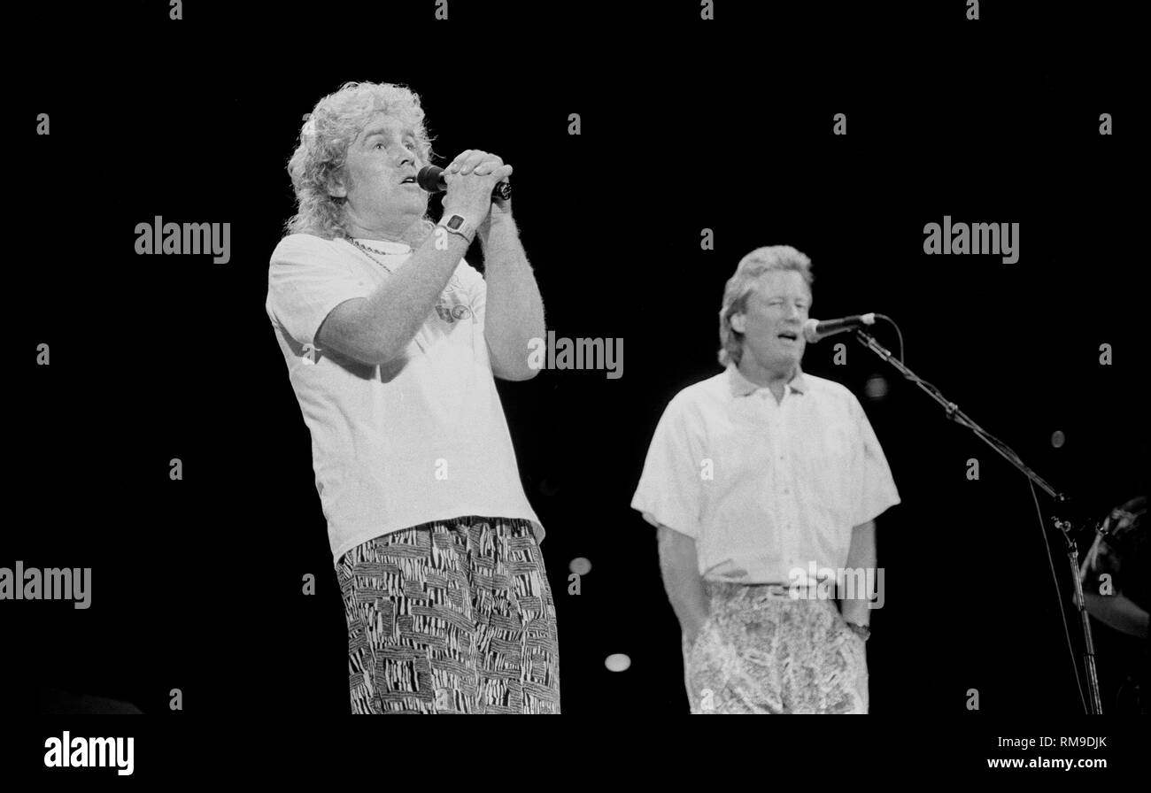 Jan e Dean, costituito da Jan Berry e Dean Torrence sono mostrati di eseguire insieme sul palco durante un 'live' aspetto di concerto. Foto Stock