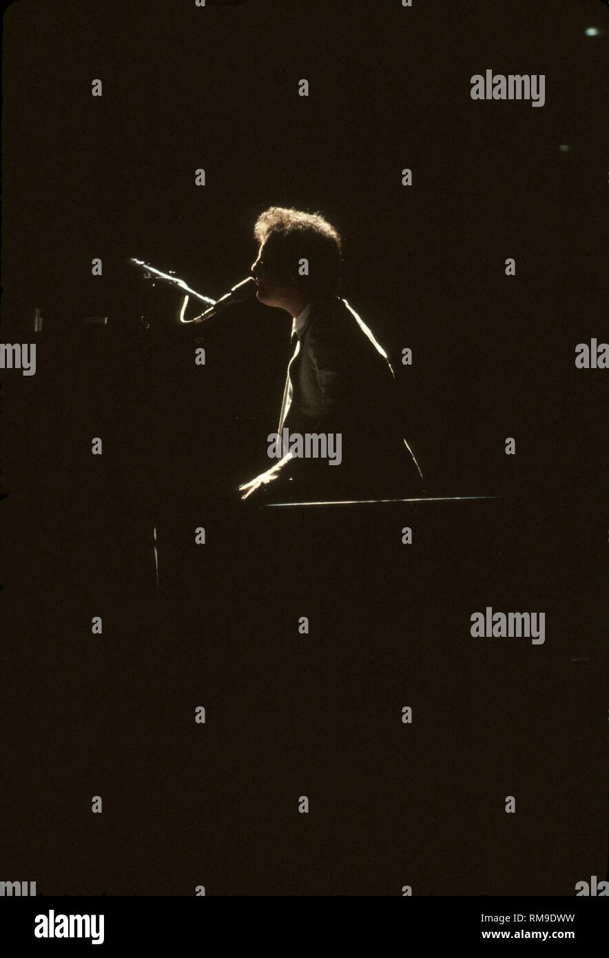 Cantante e cantautore Billy Joel è mostrato sul palco durante un 'live' aspetto di concerto. Foto Stock